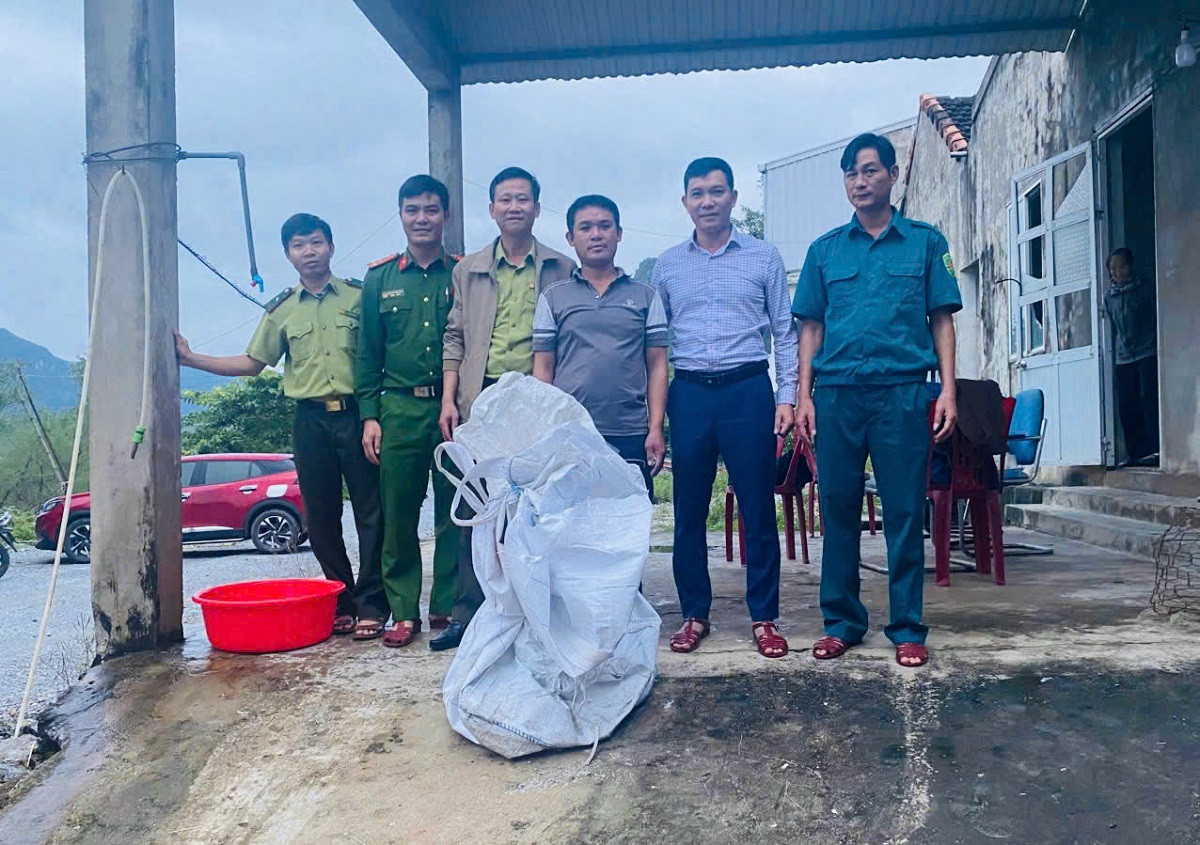 Kinh hoàng phát hiện con trăn hơn 30kg nằm trong góc nhà, người đàn ông Quảng Trị vội báo cơ quan chức năng - Ảnh 2. Kinh hoàng phát hiện con trăn hơn 30kg nằm trong góc nhà, người đàn ông Quảng Trị vội báo cơ quan chức năng - Ảnh 2.