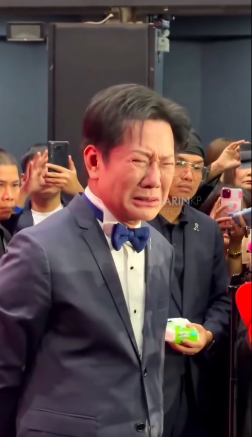 Ông Nawat khóc nức nở - Ảnh 2.