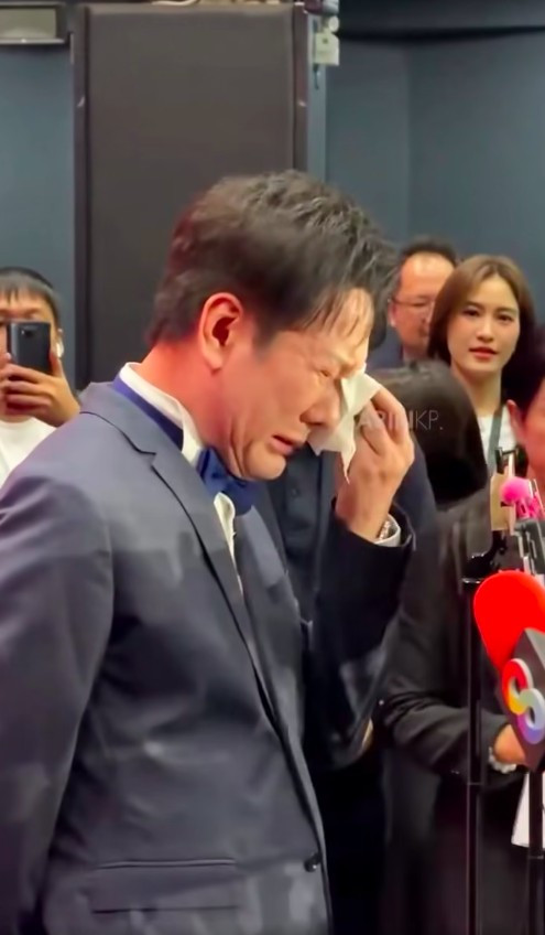 Ông Nawat khóc nức nở - Ảnh 1.