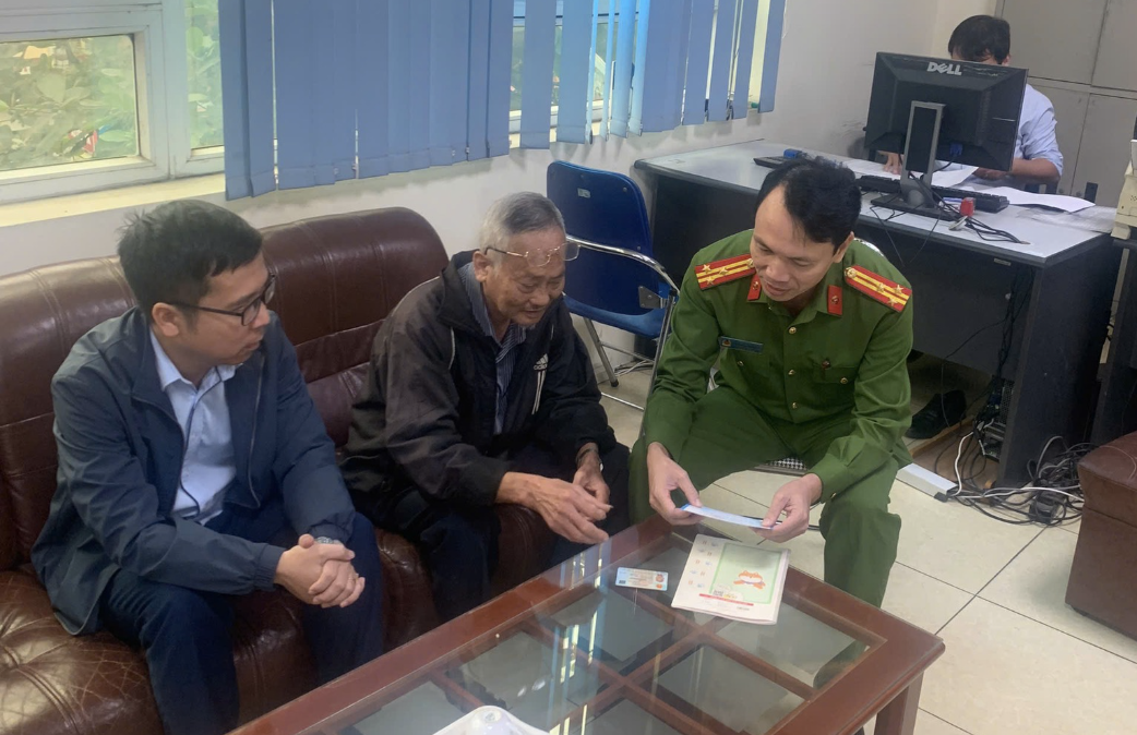 Cụ ông Bắc Ninh muốn chuyển toàn bộ tiền tiết kiệm cho một tài khoản, ngân hàng lập tức báo công an - Ảnh 1. Cụ ông Bắc Ninh muốn chuyển toàn bộ tiền tiết kiệm cho một tài khoản, ngân hàng lập tức báo công an - Ảnh 1.