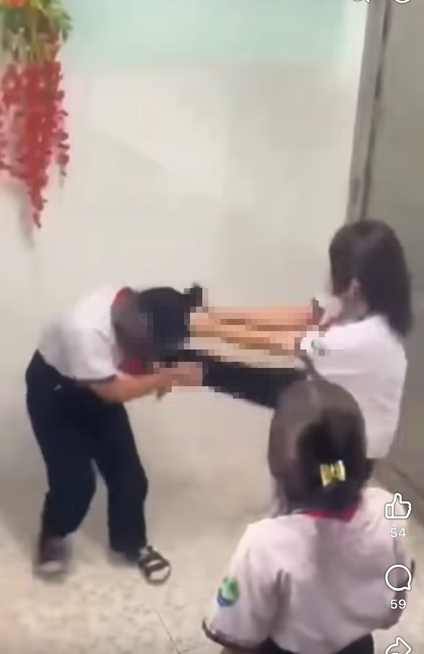Nữ sinh bị đánh trong nhà vệ sinh trường học ở TP HCM: Những học sinh đứng quay clip cũng bị xử lý - Ảnh 1. Nữ sinh bị đánh trong nhà vệ sinh trường học ở TP HCM: Những học sinh đứng quay clip cũng bị xử lý - Ảnh 1.