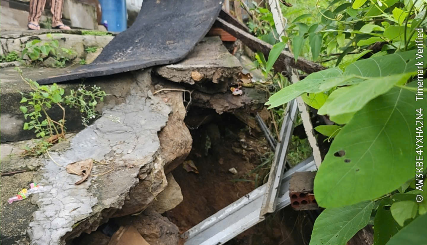 Ngay trong đêm, Vũng Tàu di dời 81 người khỏi khu vực có nguy cơ sạt lở - Ảnh 1. Ngay trong đêm, Vũng Tàu di dời 81 người khỏi khu vực có nguy cơ sạt lở - Ảnh 1.