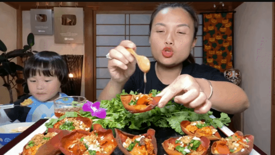 Bé Sa nhà Quỳnh Trần JP đã 8 tuổi: Cao gần bằng mẹ, vẫn chuộng tóc mái ngố thương hiệu, biểu cảm “thánh meme” vẫn đỉnh như xưa - Ảnh 2. Bé Sa nhà Quỳnh Trần JP đã 8 tuổi: Cao gần bằng mẹ, vẫn chuộng tóc mái ngố thương hiệu, biểu cảm “thánh meme” vẫn đỉnh như xưa - Ảnh 2.