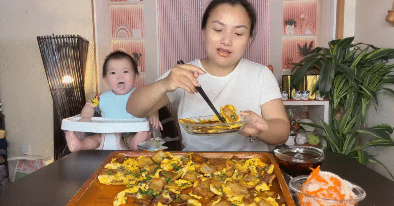 &quot;Thế lực nhí&quot; tiếp theo của Quỳnh Trần JP: Bé Na, vừa xuất hiện đã bùng nổ MXH, biểu cảm giống anh Sa như tạc - Ảnh 1.