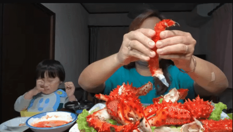 Bé Sa nhà Quỳnh Trần JP đã 8 tuổi: Cao gần bằng mẹ, vẫn chuộng tóc mái ngố thương hiệu, biểu cảm “thánh meme” vẫn đỉnh như xưa - Ảnh 1. Bé Sa nhà Quỳnh Trần JP đã 8 tuổi: Cao gần bằng mẹ, vẫn chuộng tóc mái ngố thương hiệu, biểu cảm “thánh meme” vẫn đỉnh như xưa - Ảnh 1.