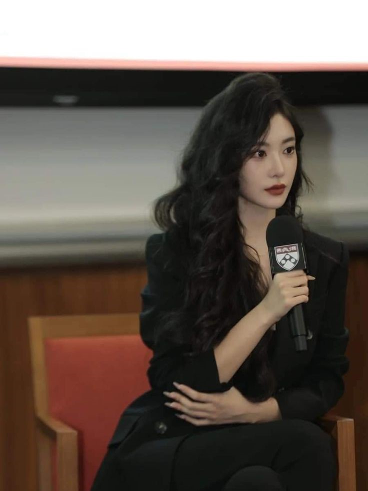 Bức ảnh chụp bóng lưng của 2 nữ sinh đang đi giữa sân trường khiến hàng triệu người tranh luận- Ảnh 2.