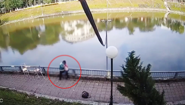 Tình trạng sức khỏe của nam sinh lớp 8 bị bạn dùng vật nhọn đâm rồi hất xuống hồ - Ảnh 1. Tình trạng sức khỏe của nam sinh lớp 8 bị bạn dùng vật nhọn đâm rồi hất xuống hồ - Ảnh 1.