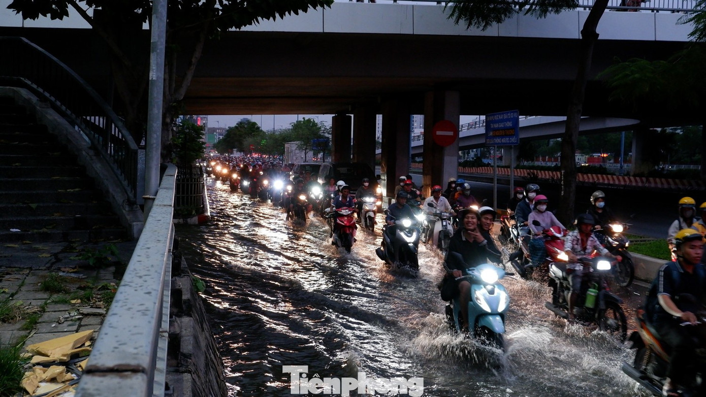 Nhiều trường ở TPHCM cho học sinh nghỉ sớm tránh bão số 13 và triều cường - Ảnh 1.
