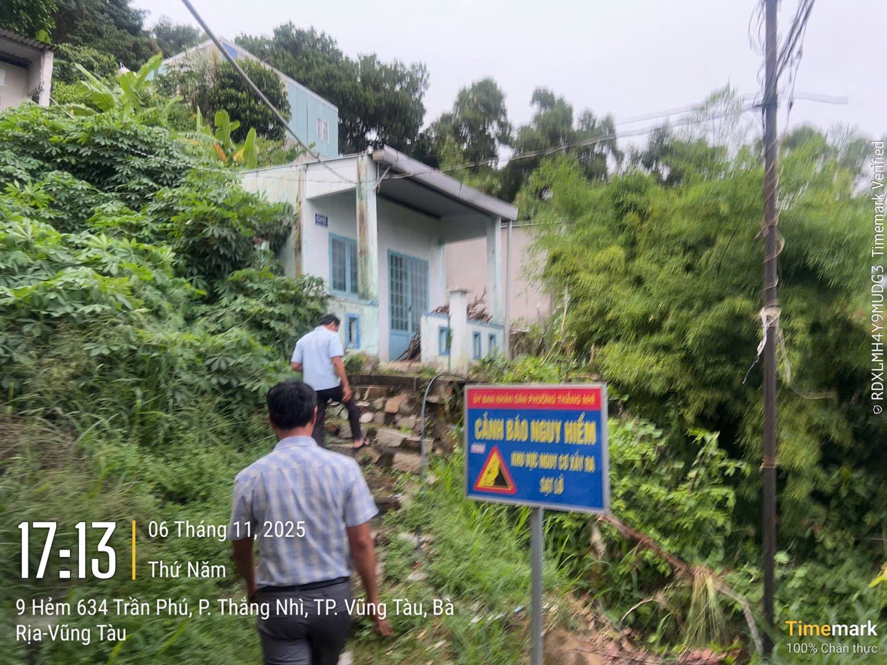 Ngay trong đêm, Vũng Tàu di dời 81 người khỏi khu vực có nguy cơ sạt lở - Ảnh 2. Ngay trong đêm, Vũng Tàu di dời 81 người khỏi khu vực có nguy cơ sạt lở - Ảnh 2.