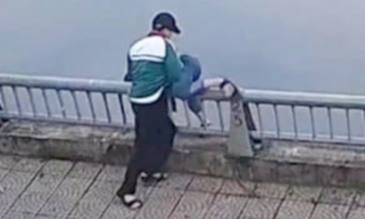 Bố của nam sinh bị bạn hành hung rồi hất xuống hồ: 'Hai cháu chơi thân, tôi không ngờ xảy ra chuyện' - Ảnh 1. Bố của nam sinh bị bạn hành hung rồi hất xuống hồ: 'Hai cháu chơi thân, tôi không ngờ xảy ra chuyện' - Ảnh 1.