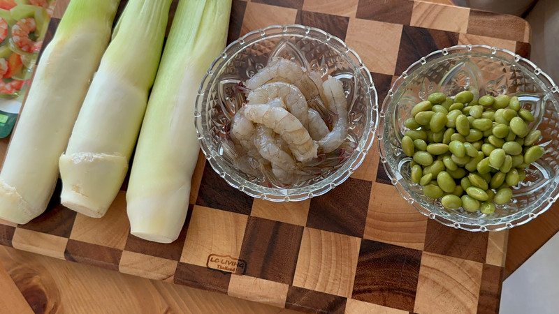 Loại củ này đang vào mùa, dùng xào với tôm và đậu nành vừa ngon miệng lại giúp giải độc gan, bồi bổ cơ thể - Ảnh 2.