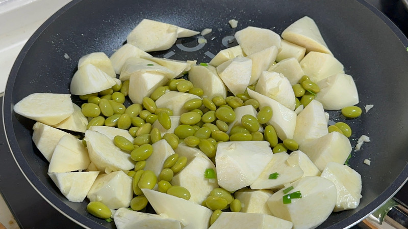 Loại củ này đang vào mùa, dùng xào với tôm và đậu nành vừa ngon miệng lại giúp giải độc gan, bồi bổ cơ thể - Ảnh 6.