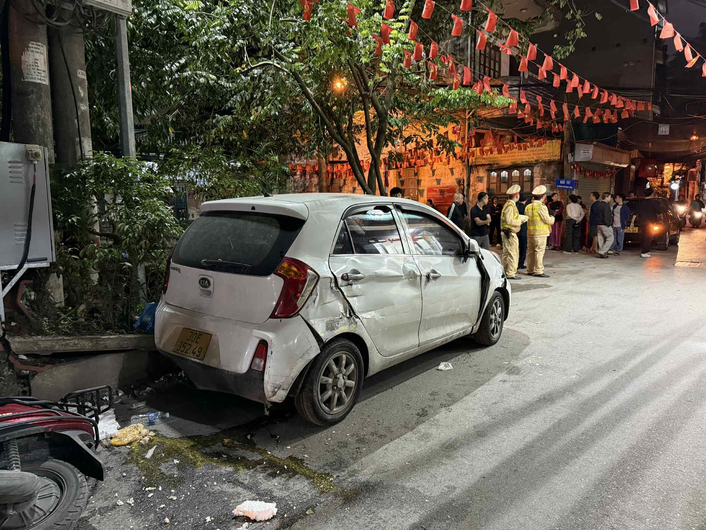 Người dân kể phút ô tô tải đâm liên hoàn loạt phương tiện ở Hà Nội - Ảnh 3.