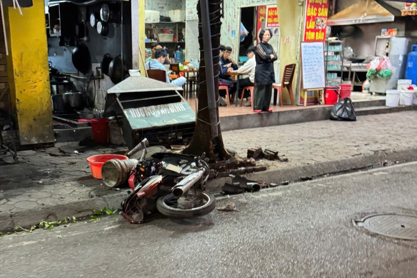 Người dân kể phút ô tô tải đâm liên hoàn loạt phương tiện ở Hà Nội - Ảnh 4.