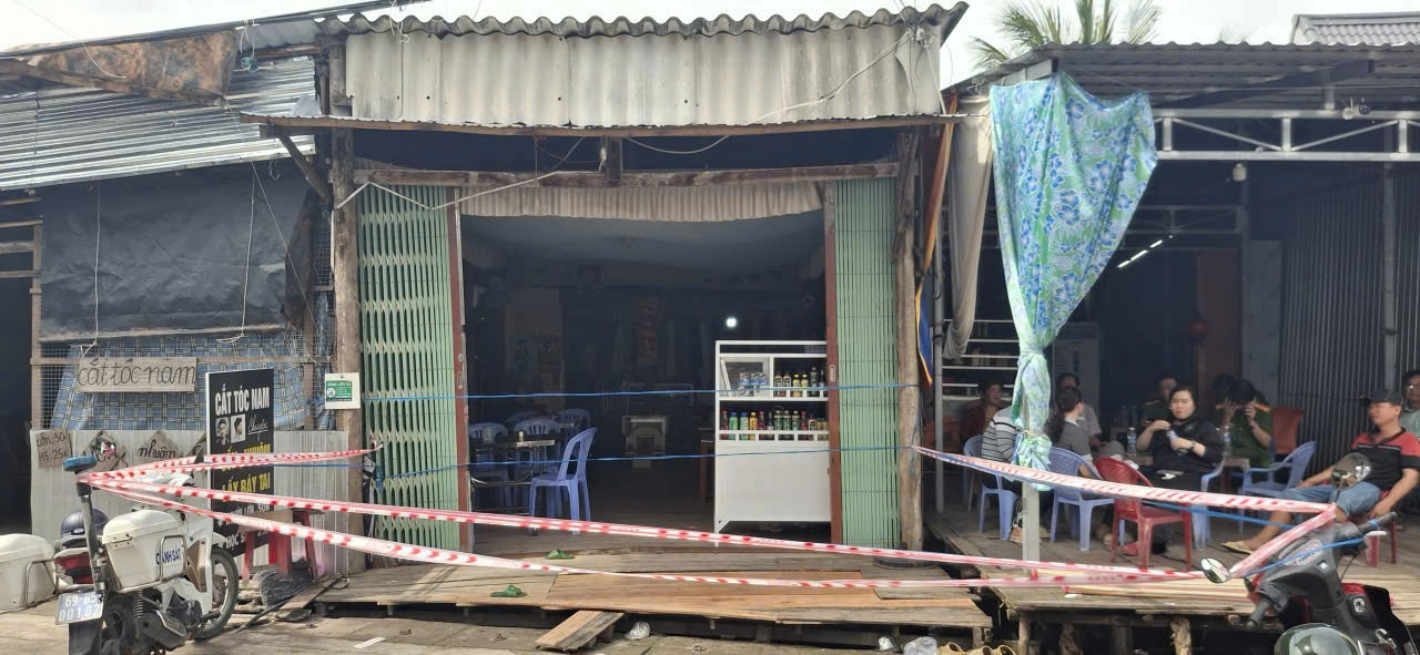 Vụ án mạng 2 mẹ con tử vong ở Cà Mau: Nghi phạm và nạn nhân có quan hệ như thế nào? - Ảnh 1. Vụ 2 mẹ con tử vong ở Cà Mau: Nghi phạm và nạn nhân có quan hệ như thế nào? - Ảnh 1.