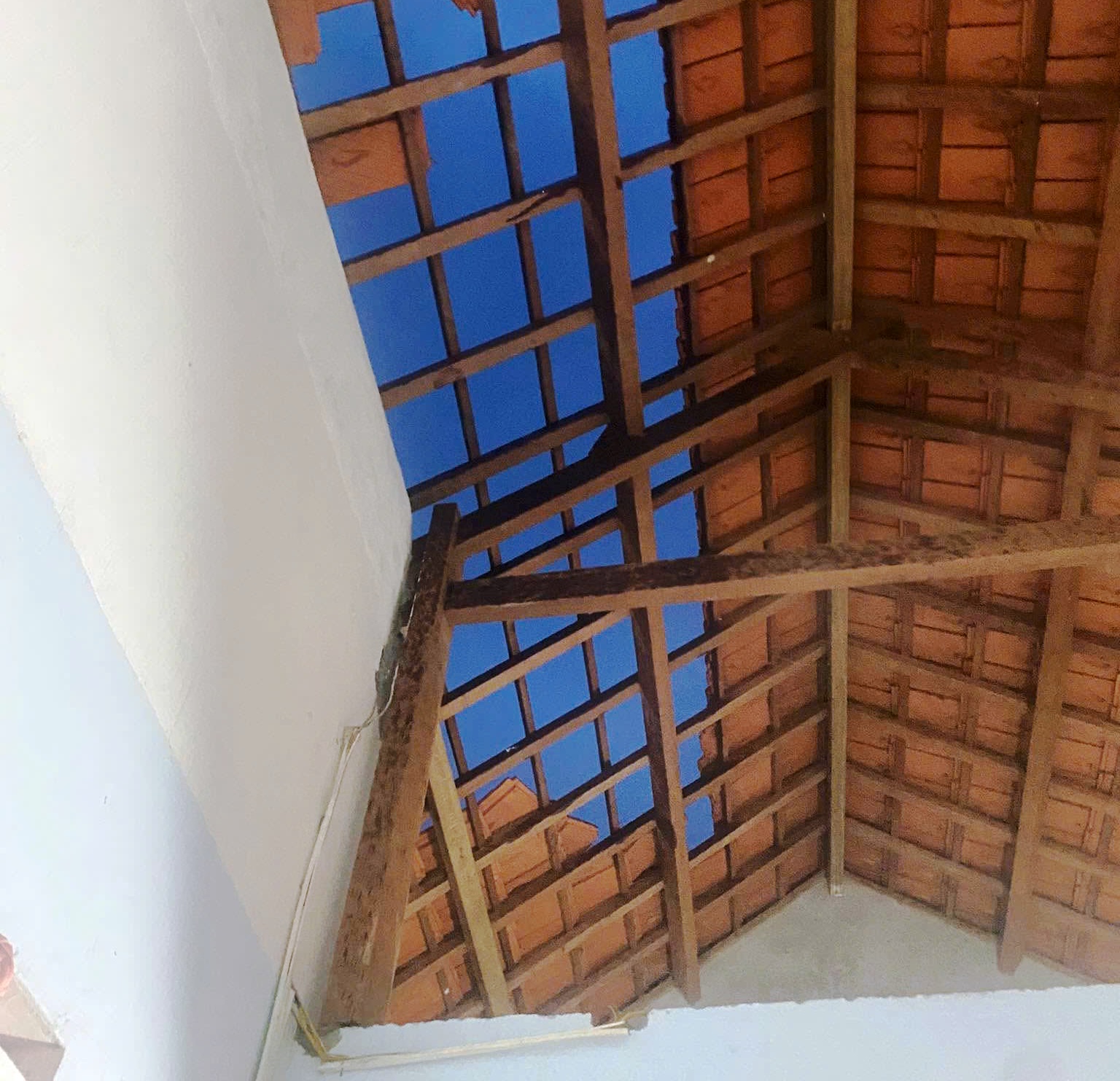 CLIP: Lốc xoáy bất ngờ giữa bão số 13 ở Quảng Ngãi - Ảnh 3. Lốc xoáy xuất hiện giữa mưa bão ở Quảng Ngãi khiến nhiều nhà bị hư hỏng - Ảnh 1.