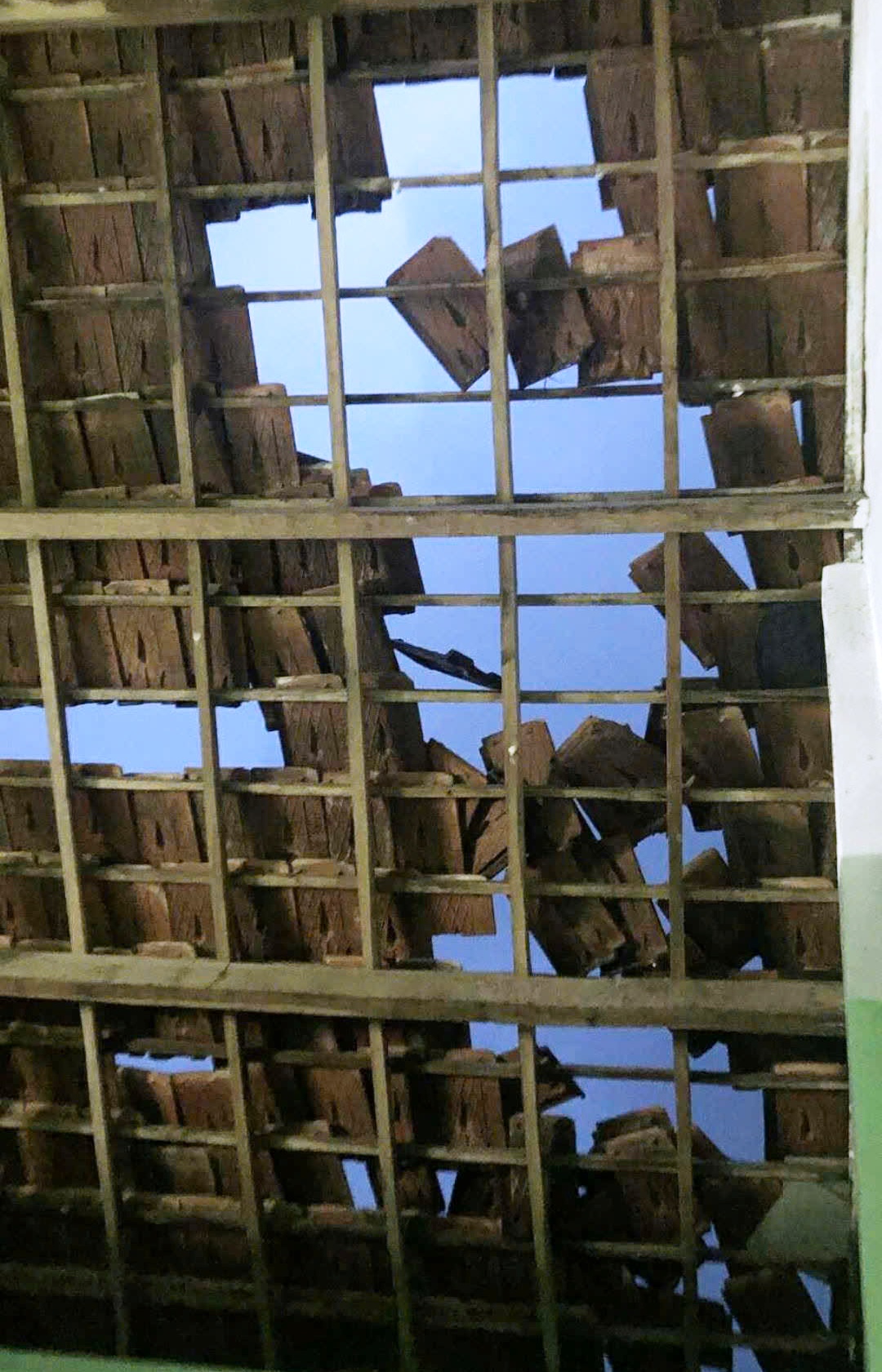 CLIP: Lốc xoáy bất ngờ giữa bão số 13 ở Quảng Ngãi - Ảnh 4. Lốc xoáy xuất hiện giữa mưa bão ở Quảng Ngãi khiến nhiều nhà bị hư hỏng - Ảnh 2.