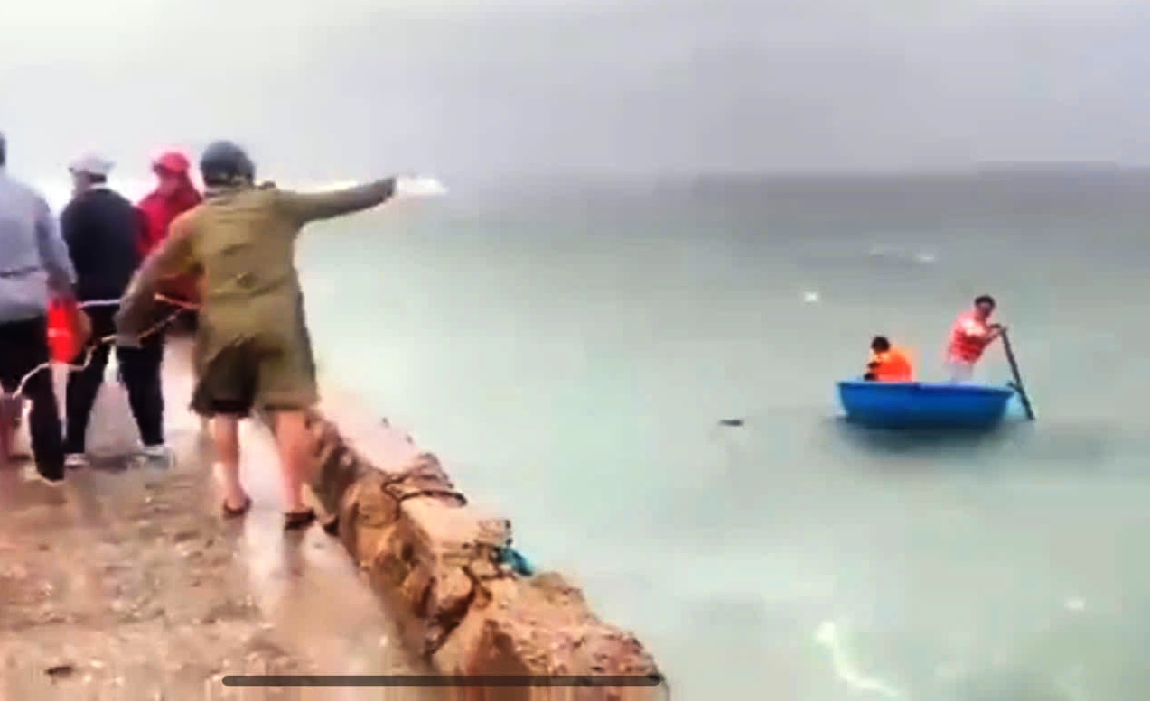 Người đàn ông nhảy xuống biển tự tử khi bão số 13 Kalmaegi sắp đổ bộ - Ảnh 1. Cứu người nhảy xuống biển giữa bão số 13 Kalmaegi, cả 3 bị sóng gió cuốn trôi - Ảnh 1.