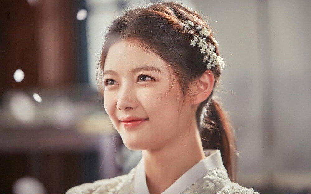 Nhìn Kim Yoo Jung mà rợn cả người - Ảnh 1. Nhìn Kim Yoo Jung mà rợn cả người - Ảnh 1.