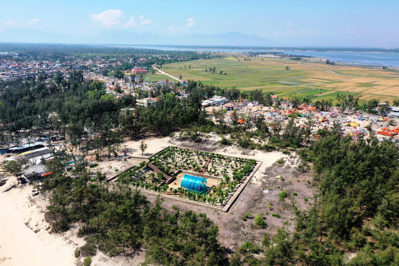 Xót xa tháp Chăm nghìn năm tuổi tại Huế bị ngâm nhiều ngày giữa nước lớn, dân lo sập đổ - Ảnh 2.