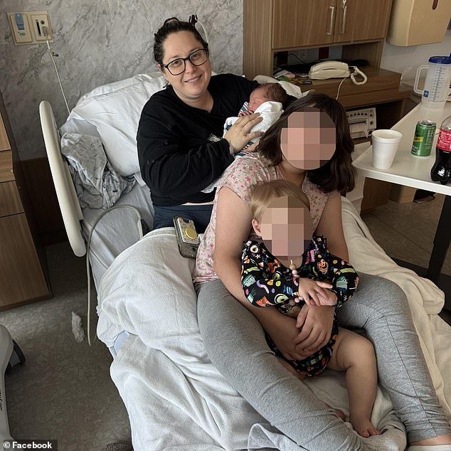 Tưởng đau lưng vì sỏi thận, người phụ nữ sốc khi phát hiện mình mang thai và đang chuyển dạ- Ảnh 1. Tưởng đau lưng vì sỏi thận, người phụ nữ sốc khi phát hiện mình mang thai và đang chuyển dạ- Ảnh 1.