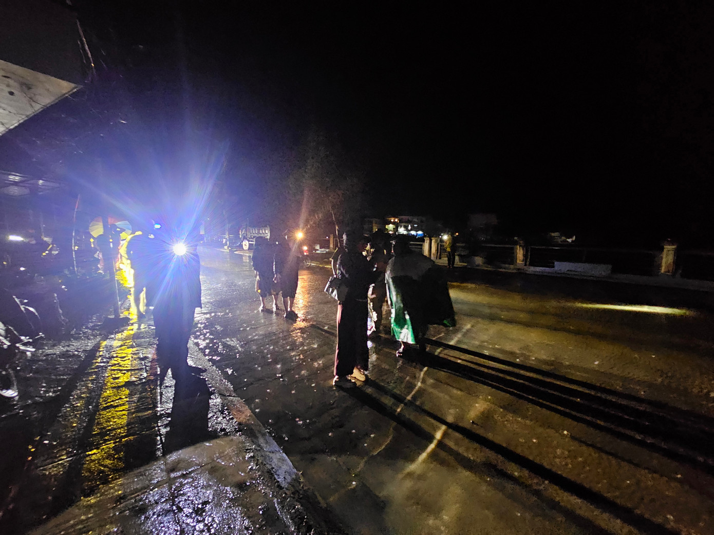 Nước lũ dâng ngập hơn 2m ở Đắk Lắk - Ảnh 3.