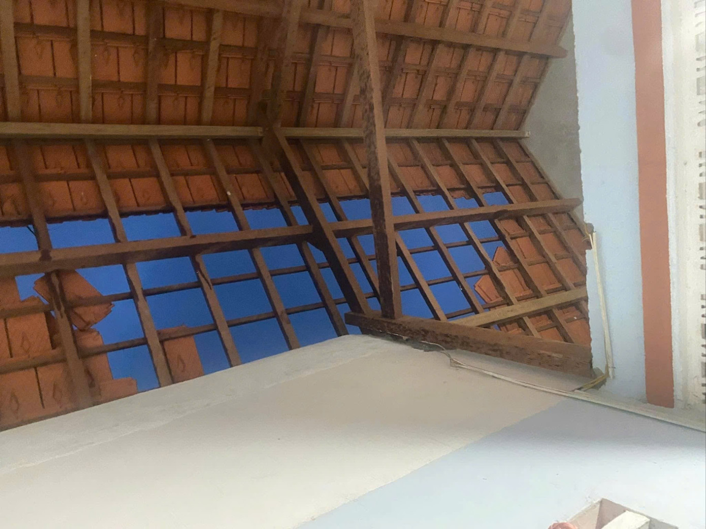 Bất an vì triều cường tấn công, xuyên đêm sơ tán người già, trẻ nhỏ - Ảnh 4.