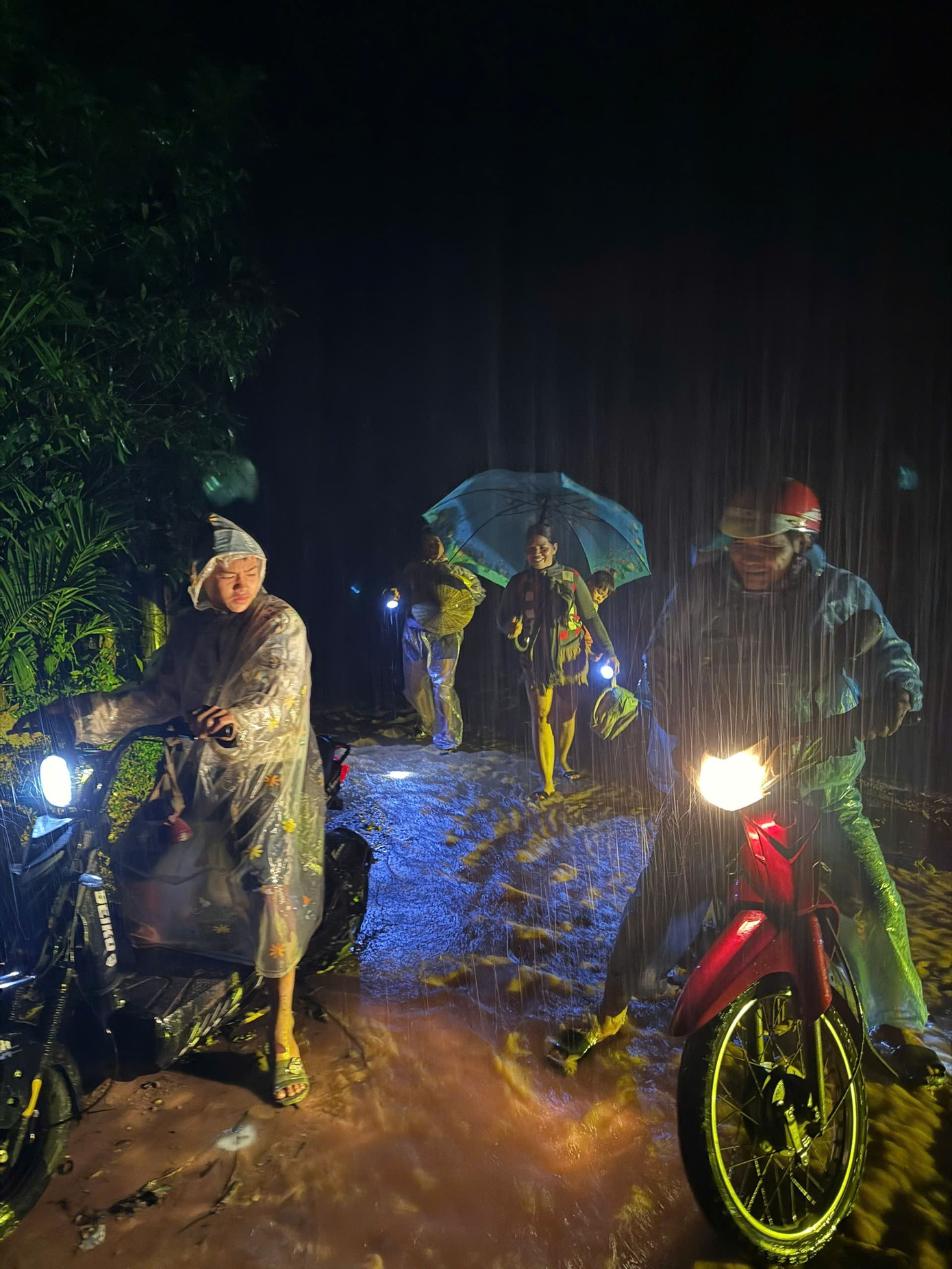 Bất an vì triều cường tấn công, xuyên đêm sơ tán người già, trẻ nhỏ - Ảnh 3.