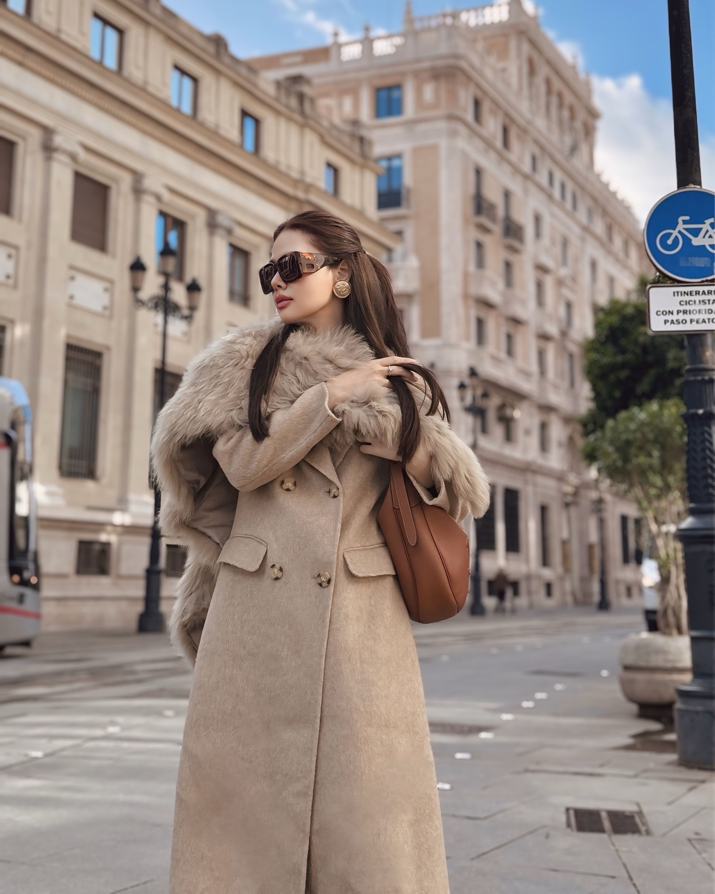 10 set đồ mùa đông cho thấy đẳng cấp thời trang của phu nhân tổng giám đốc tập đoàn nghìn tỷ - Ảnh 4.