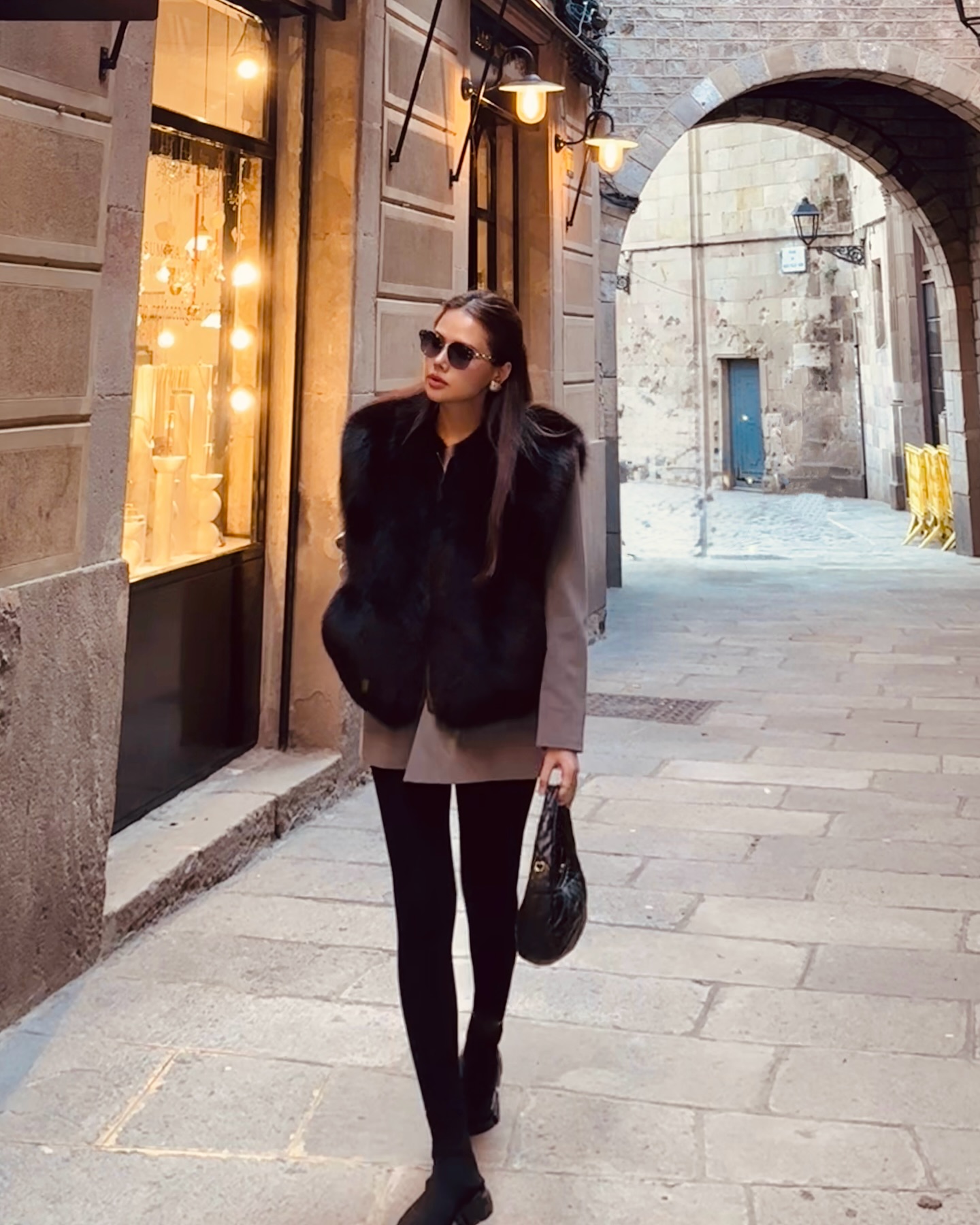 10 set đồ mùa đông cho thấy đẳng cấp thời trang của phu nhân tổng giám đốc tập đoàn nghìn tỷ - Ảnh 1.