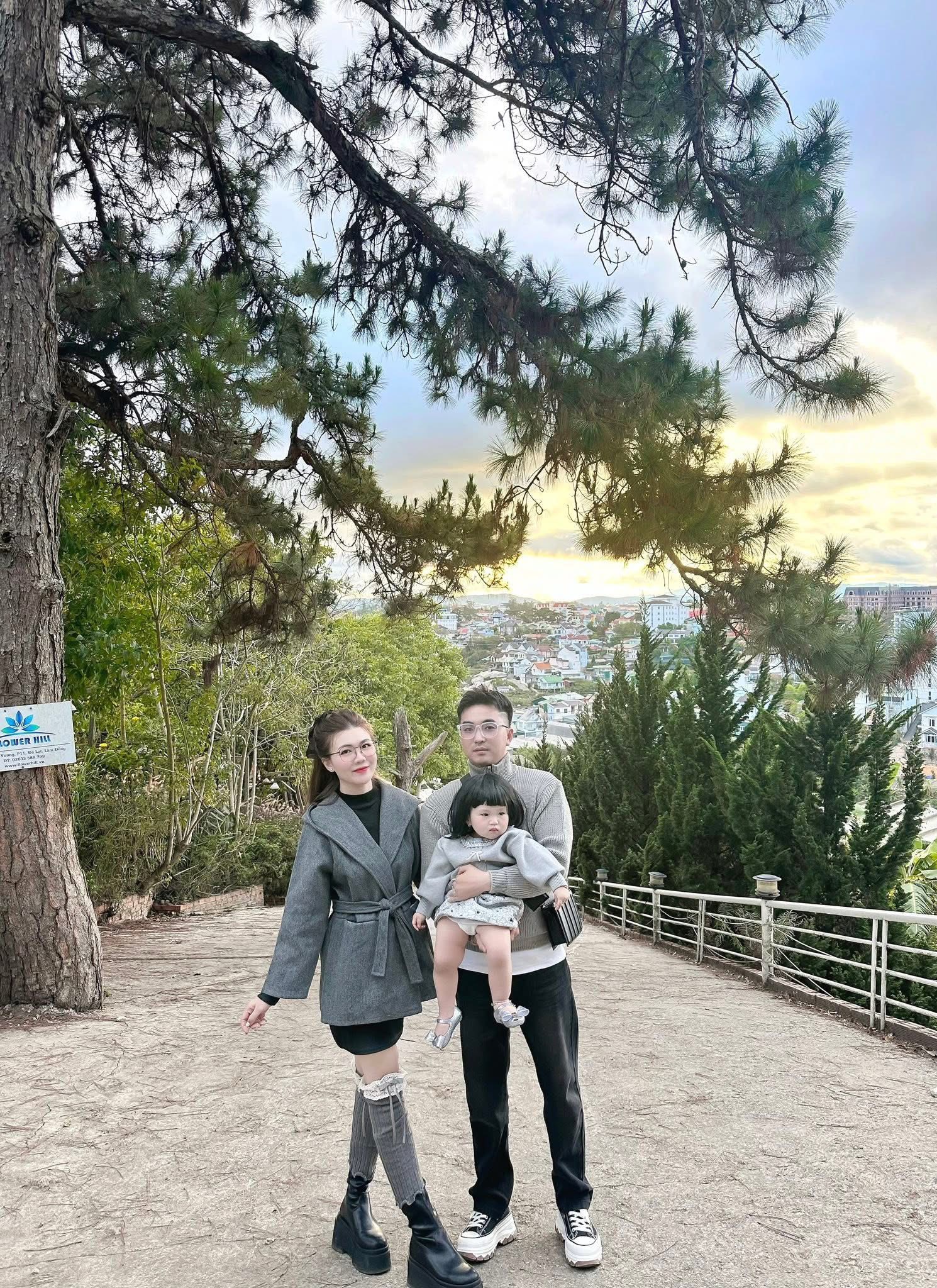 Outfit đỉnh chóp của gia đình nhỏ ở Đà Lạt, em bé 