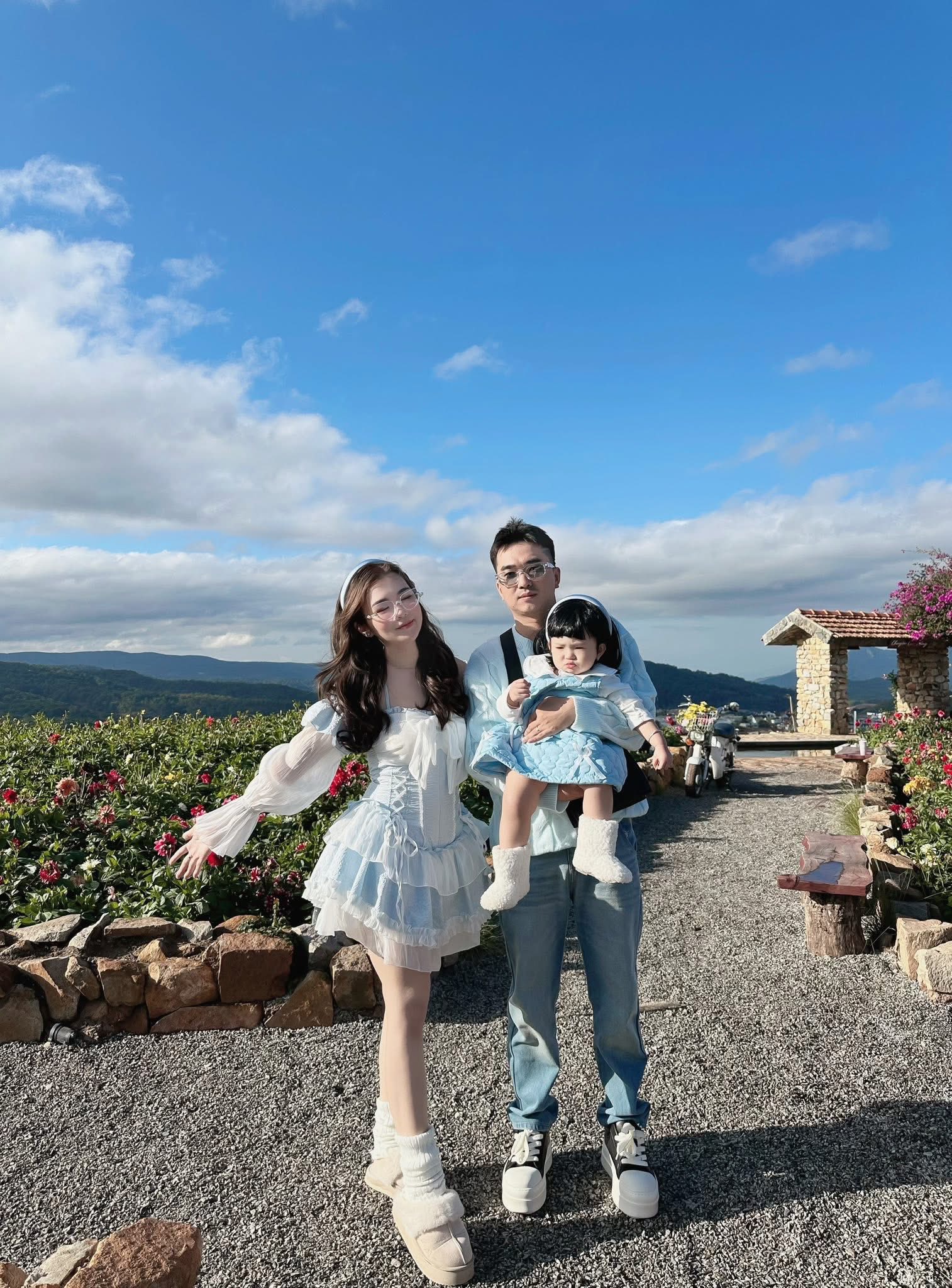 Outfit đỉnh chóp của gia đình nhỏ ở Đà Lạt, em bé 