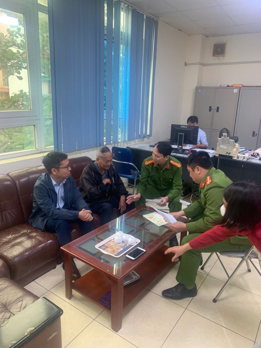 Nhiều người cao tuổi đến Agribank, BIDV, VietinBank,... để rút sổ tiết kiệm, chuyển khoản một lúc cả trăm triệu: Nhân viên từ chối giao dịch và mời công an sau khi thấy dấu hiệu bất thường - Ảnh 2. Nhiều người cao tuổi đến chi nhánh Agribank, BIDV, VietinBank để rút sổ tiết kiệm, chuyển khoản cả trăm triệu: Nhân viên đều từ chối thực hiện giao dịch và mời công an - Ảnh 2.