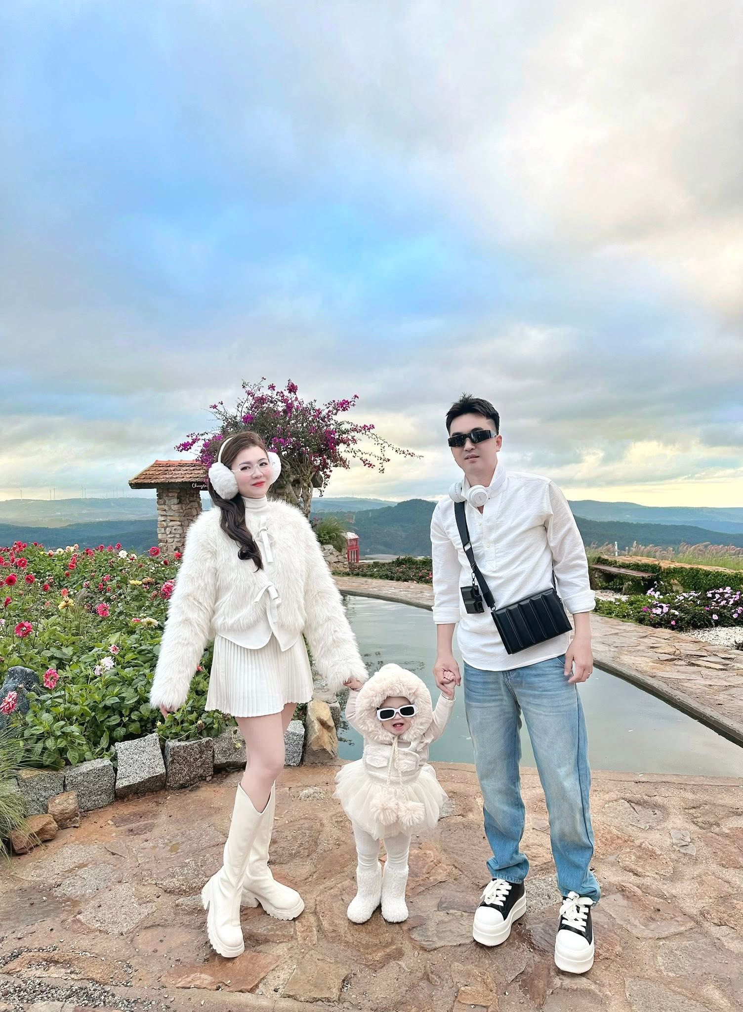 Outfit đỉnh chóp của gia đình nhỏ ở Đà Lạt, em bé 
