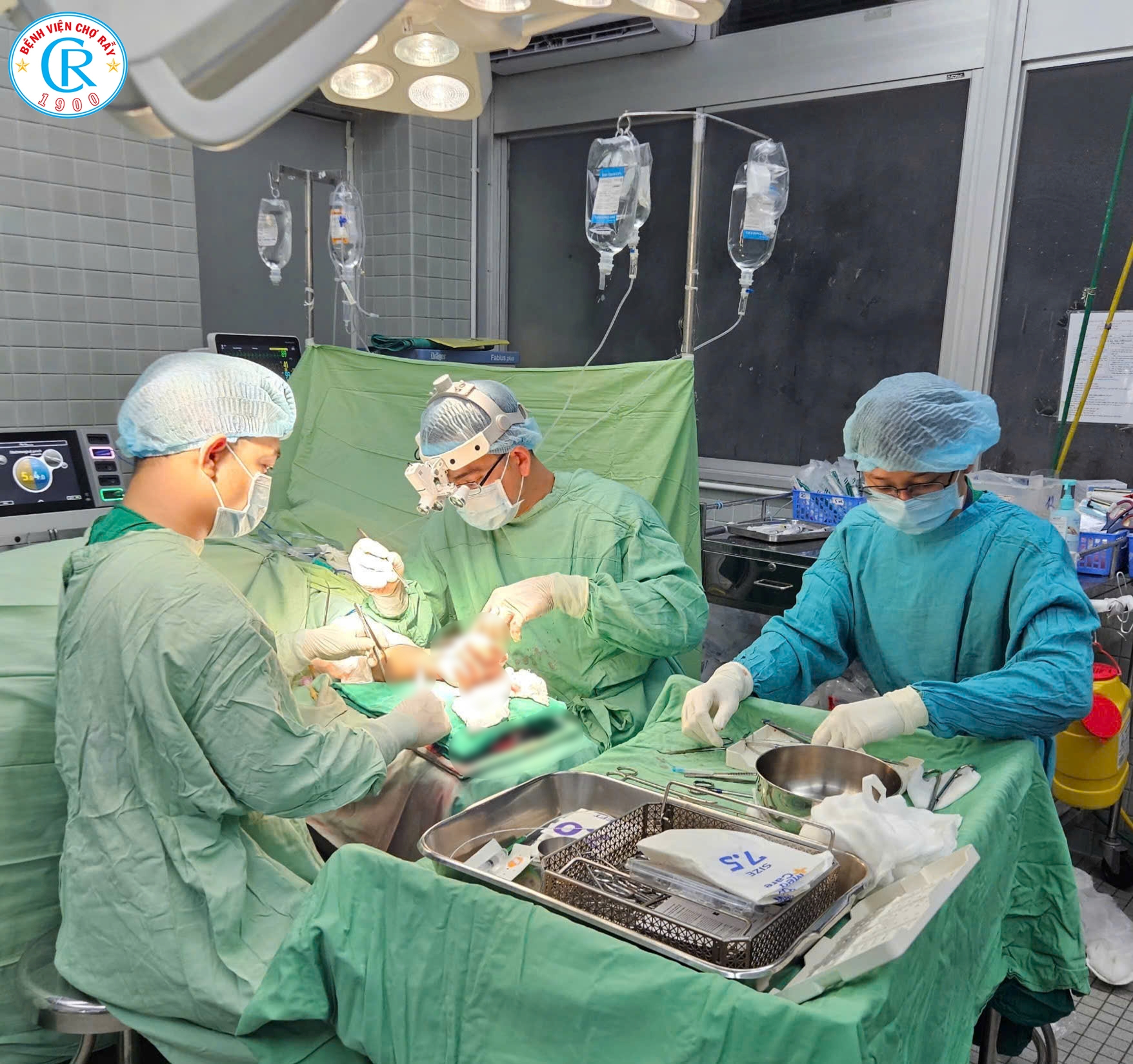 Bị chém đứt lìa hai bàn tay sau cuộc ẩu đả với hàng xóm, người đàn ông 40 tuổi nguy kịch được cấp cứu khẩn - Ảnh 1. Bị chém đứt lìa hai bàn tay sau cuộc ẩu đả với hàng xóm, người đàn ông 40 tuổi nguy kịch được cấp cứu khẩn - Ảnh 1.