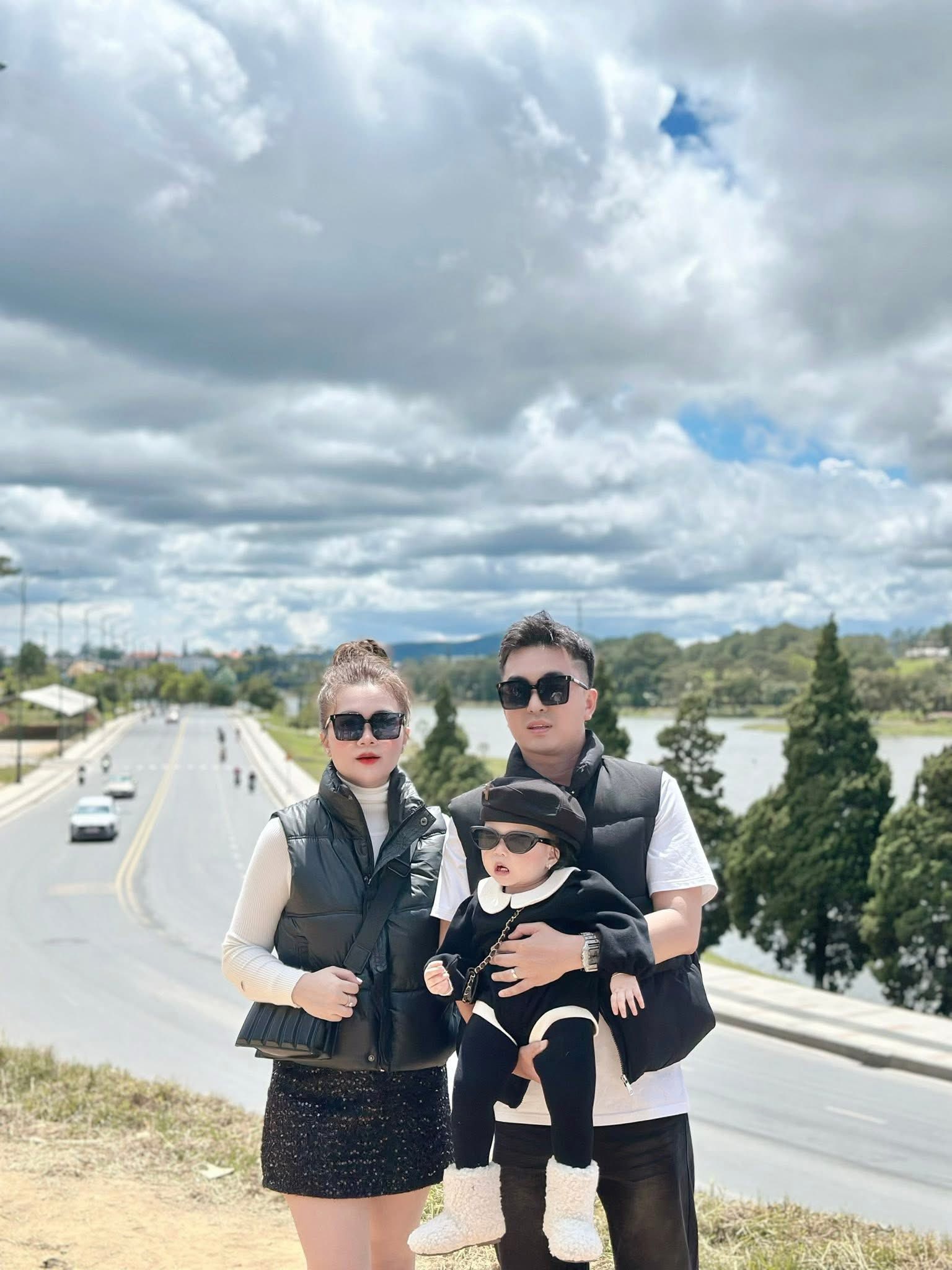 Outfit đỉnh chóp của gia đình nhỏ ở Đà Lạt, em bé 