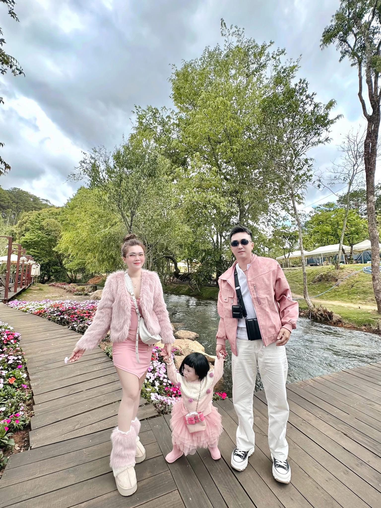 Outfit đỉnh chóp của gia đình nhỏ ở Đà Lạt, em bé 