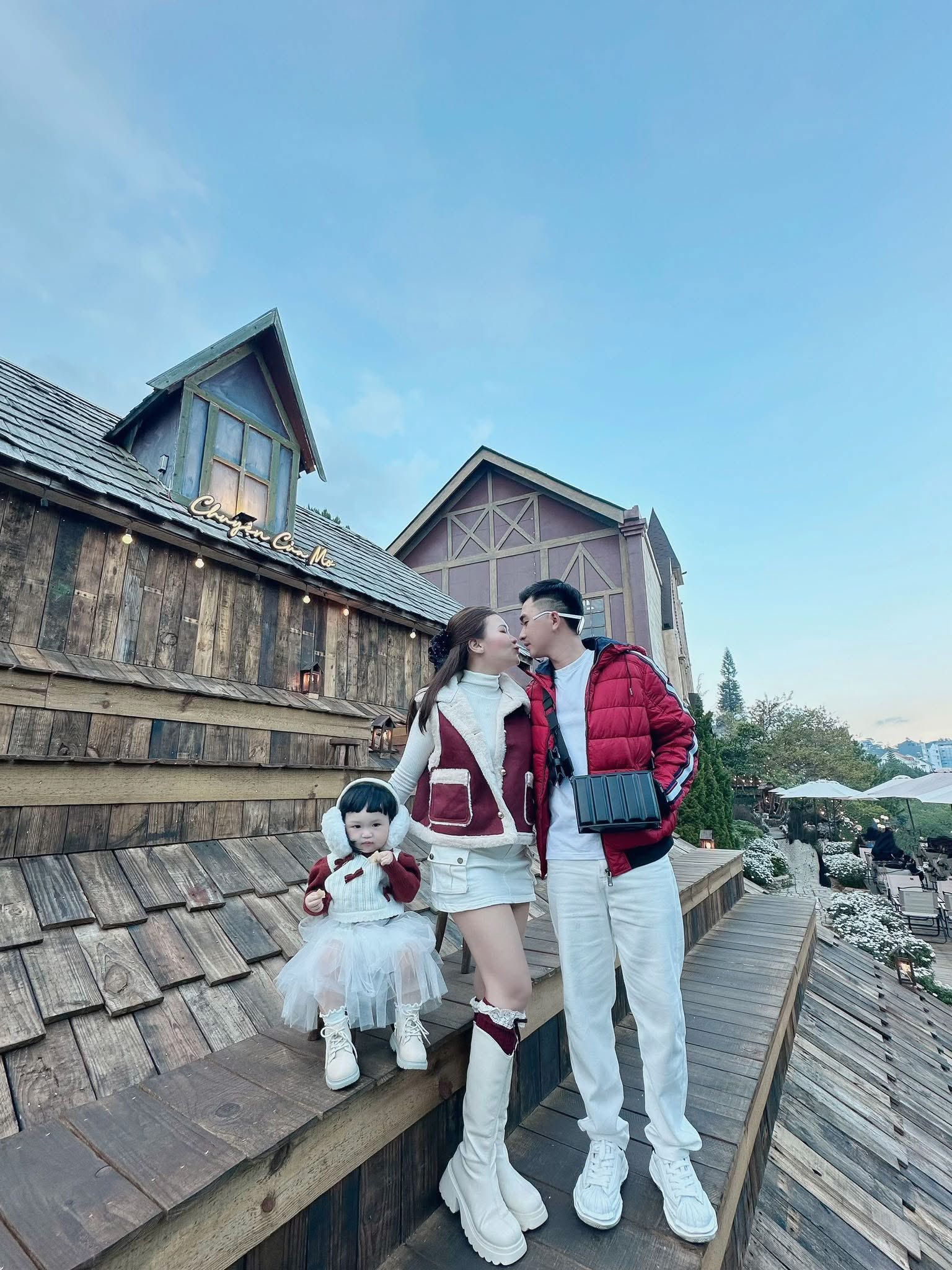 Outfit đỉnh chóp của gia đình nhỏ ở Đà Lạt, em bé 