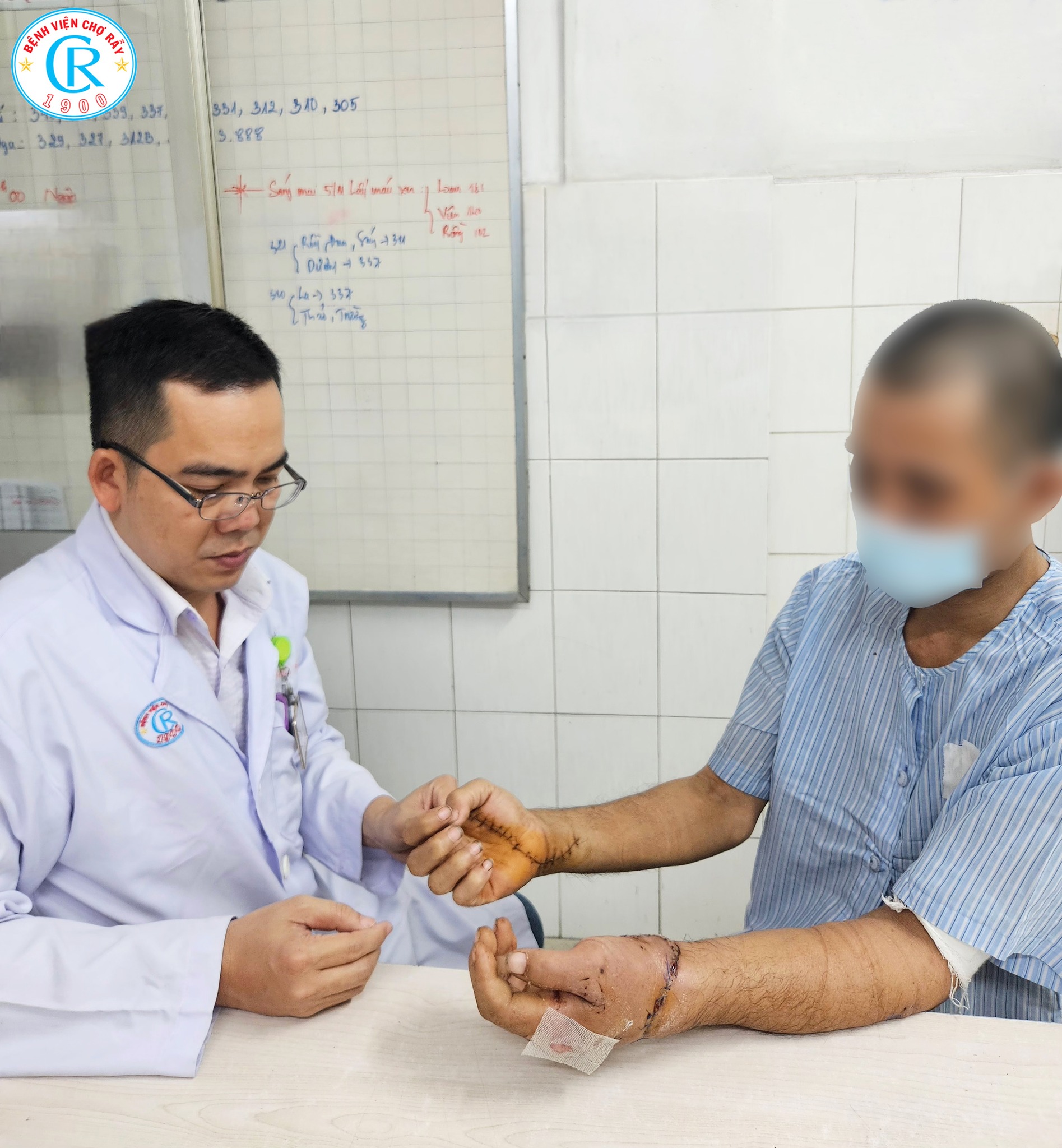 Bị chém đứt lìa hai bàn tay sau cuộc ẩu đả với hàng xóm, người đàn ông 40 tuổi nguy kịch được cấp cứu khẩn - Ảnh 3. Bị chém đứt lìa hai bàn tay sau cuộc ẩu đả với hàng xóm, người đàn ông 40 tuổi nguy kịch được cấp cứu khẩn - Ảnh 3.