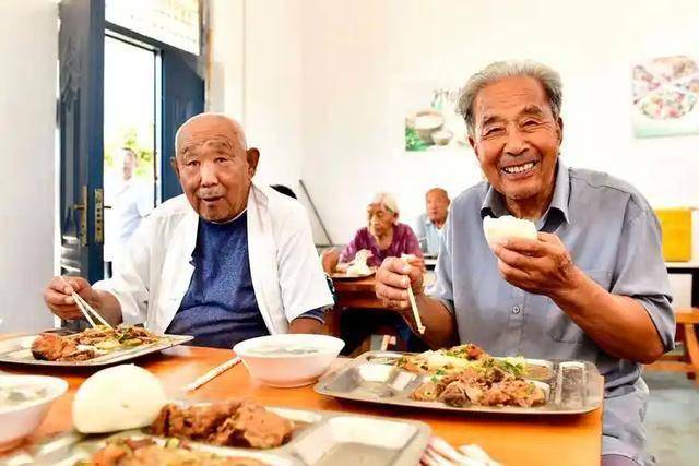 Người cao tuổi ăn tối quá sớm có hại không: Người sau 65 tuổi, tốt nhất nên ăn tối vào thời điểm này- Ảnh 1.