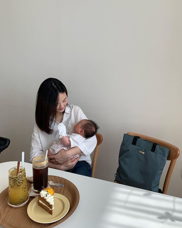 Nhiều bà mẹ phải đối mặt với việc: Ở nhà thì không có tiền, mà đi làm thì không có ai chăm con- Ảnh 3. Nhiều bà mẹ phải đối mặt với việc: Ở nhà thì không có tiền, mà đi làm thì không có ai chăm con- Ảnh 3.