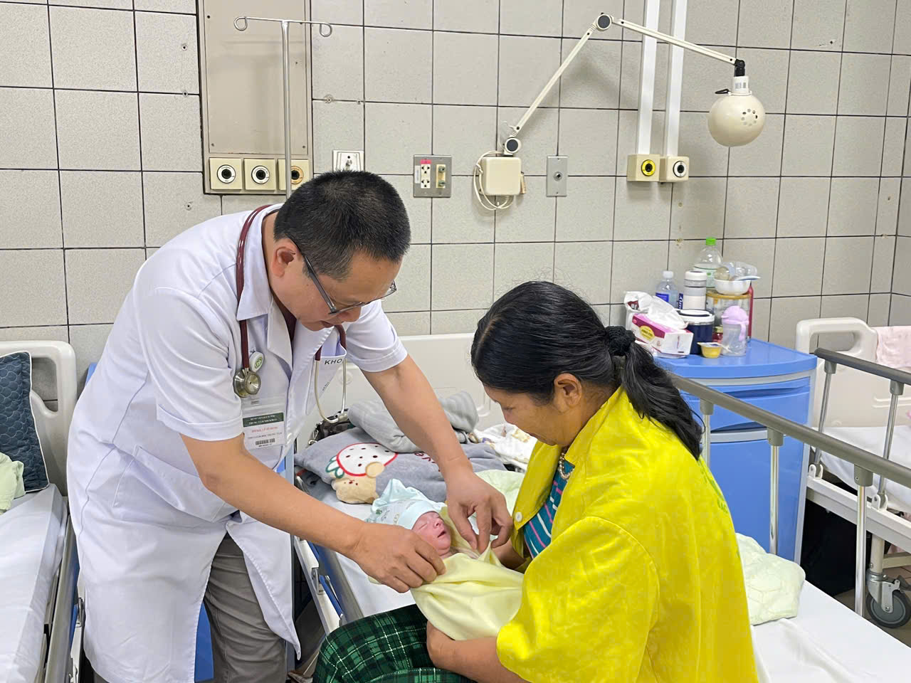 Cúm A bùng phát, nhiều học sinh nghỉ học - Ảnh 3. Cúm A bùng phát, nhiều học sinh phải nghỉ học - Ảnh 1.