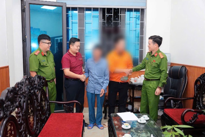 Nhiều người cao tuổi đến Agribank, BIDV, VietinBank,... để rút sổ tiết kiệm, chuyển khoản một lúc cả trăm triệu: Nhân viên từ chối giao dịch và mời công an sau khi thấy dấu hiệu bất thường - Ảnh 1. Nhiều người cao tuổi đến chi nhánh Agribank, BIDV, VietinBank để rút sổ tiết kiệm, chuyển khoản cả trăm triệu: Nhân viên đều từ chối thực hiện giao dịch và mời công an - Ảnh 1.