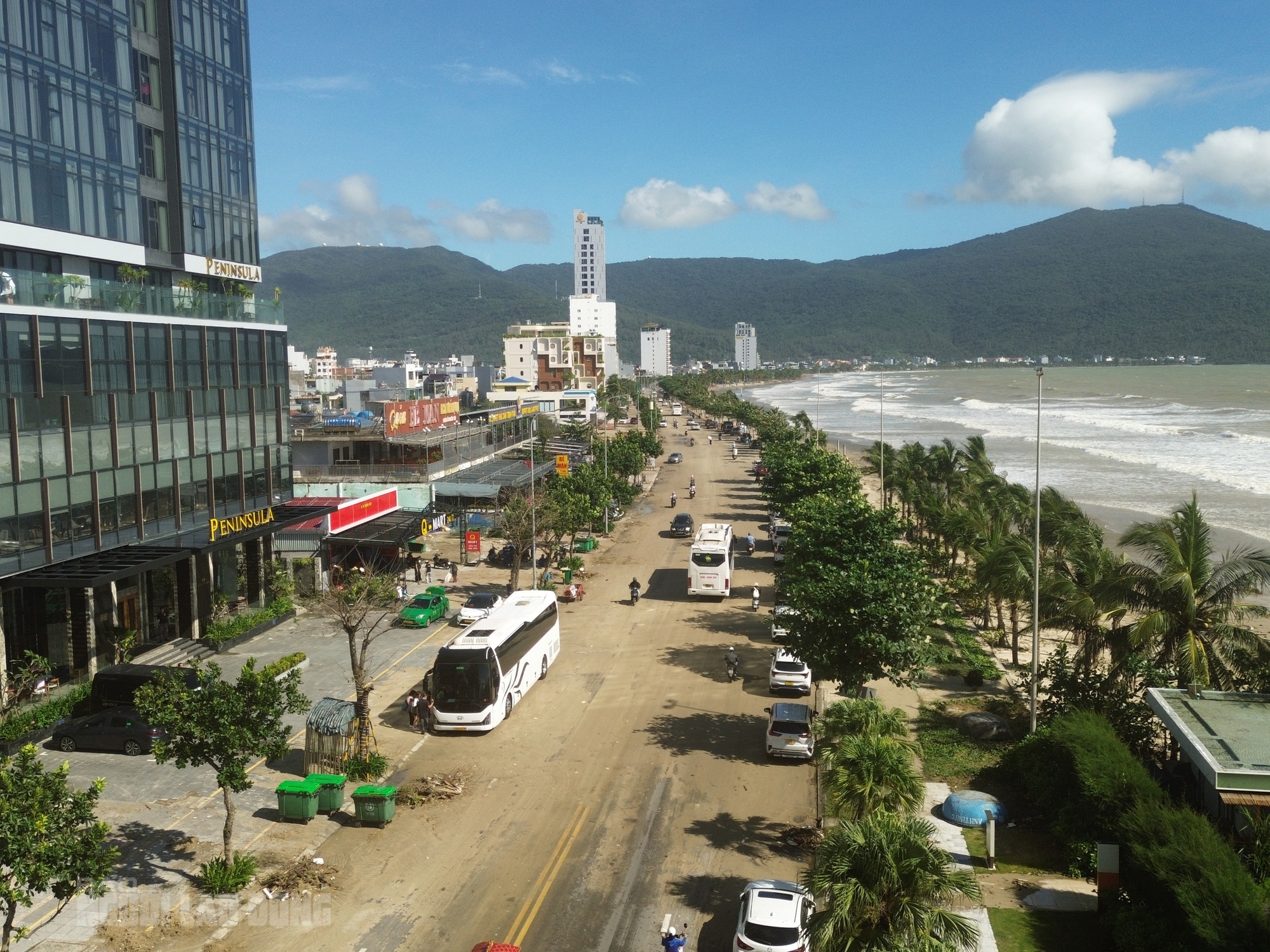 Bãi biển Đà Nẵng ngổn ngang sau bão số 13 Kalmaegi - Ảnh 2. Hình ảnh bãi biển Đà Nẵng ngổn ngang sau bão số 13 Kalmaegi - Ảnh 1.