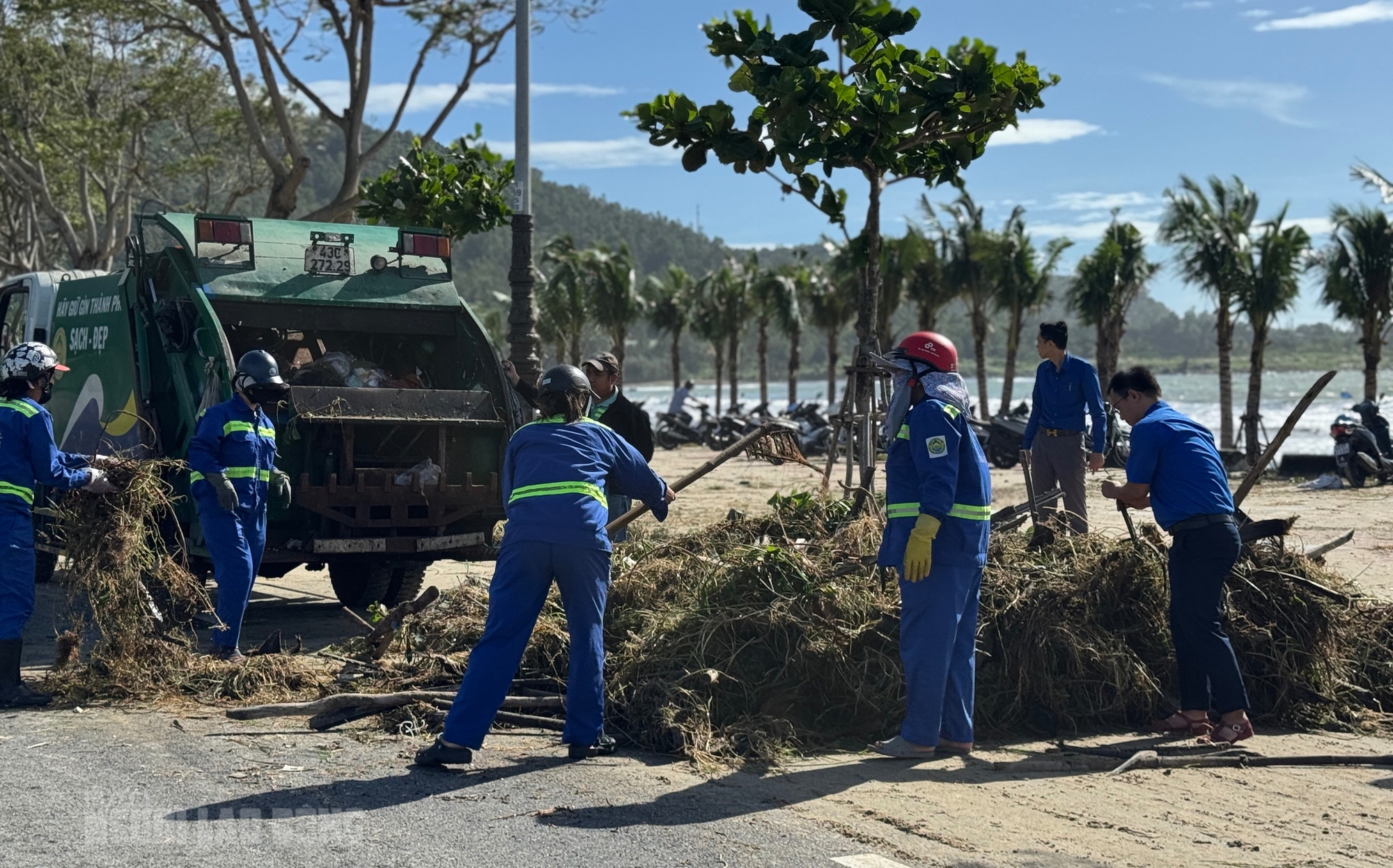Bãi biển Đà Nẵng ngổn ngang sau bão số 13 Kalmaegi - Ảnh 5. Hình ảnh bãi biển Đà Nẵng ngổn ngang sau bão số 13 Kalmaegi - Ảnh 4.