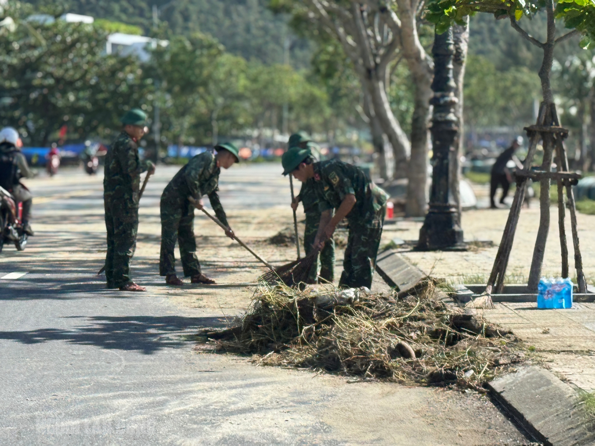 Bãi biển Đà Nẵng ngổn ngang sau bão số 13 Kalmaegi - Ảnh 9. Hình ảnh bãi biển Đà Nẵng ngổn ngang sau bão số 13 Kalmaegi - Ảnh 8.