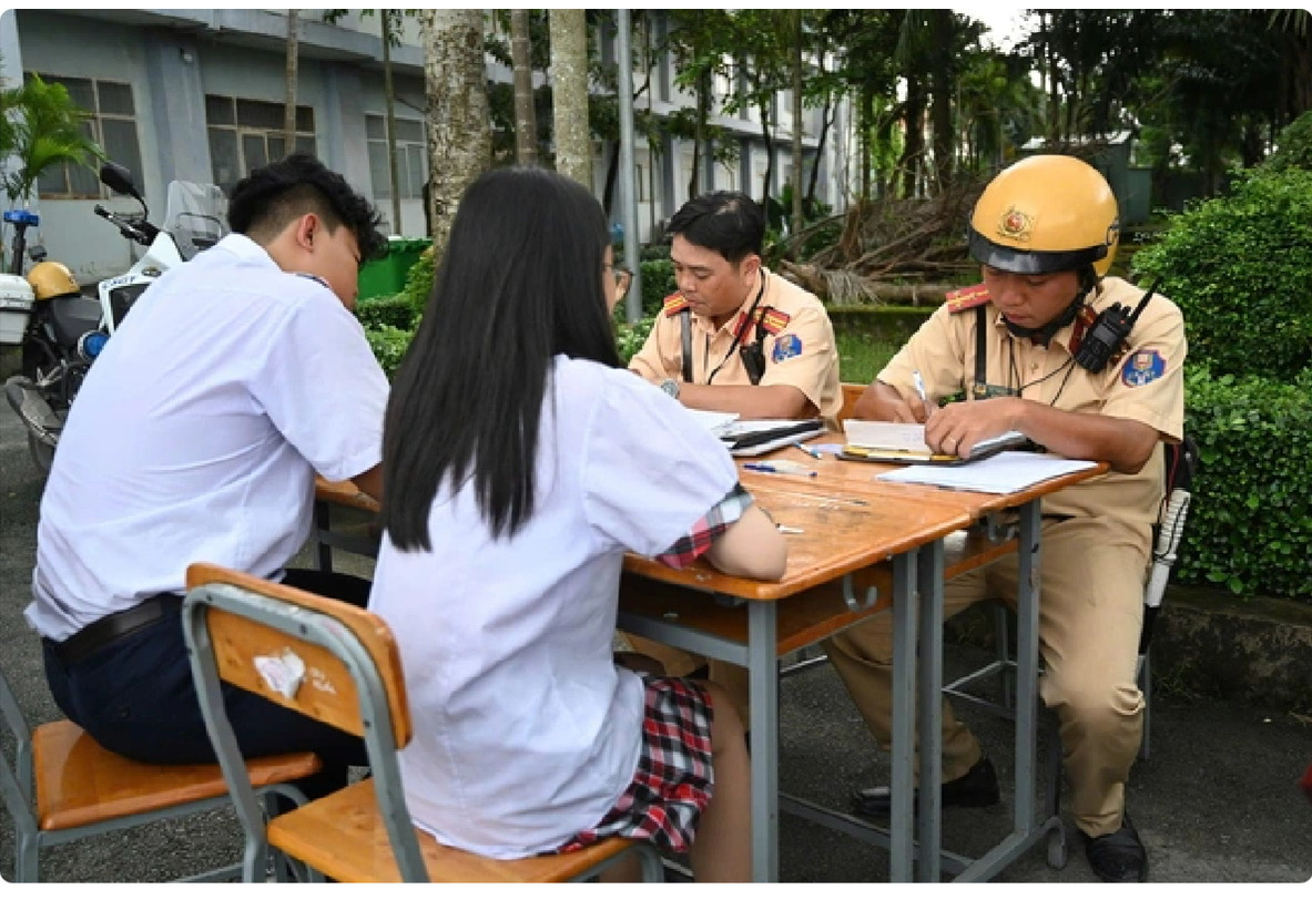 Từ kết quả kiểm tra học sinh vi phạm giao thông của Công an TP HCM: Sở GD-ĐT chỉ đạo khẩn - Ảnh 1. Từ kết quả kiểm tra học sinh vi phạm giao thông của Công an TP HCM: Sở GD-ĐT chỉ đạo khẩn - Ảnh 1.