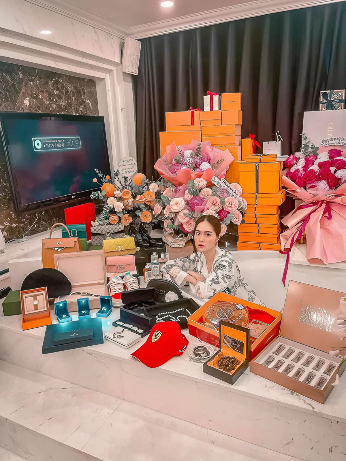 Bên trong căn phòng chứa két sắt của vợ chồng Đoàn Di Băng- Ảnh 6. Bên trong căn phòng chứa két sắt của vợ chồng Đoàn Di Băng- Ảnh 6.