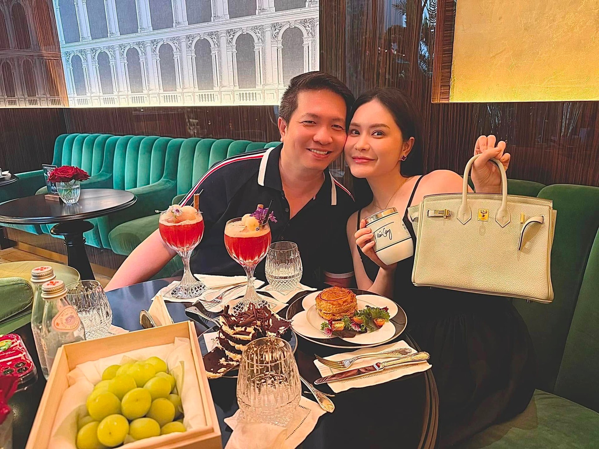 Bên trong căn phòng chứa két sắt của vợ chồng Đoàn Di Băng- Ảnh 3. Bên trong căn phòng chứa két sắt của vợ chồng Đoàn Di Băng- Ảnh 3.