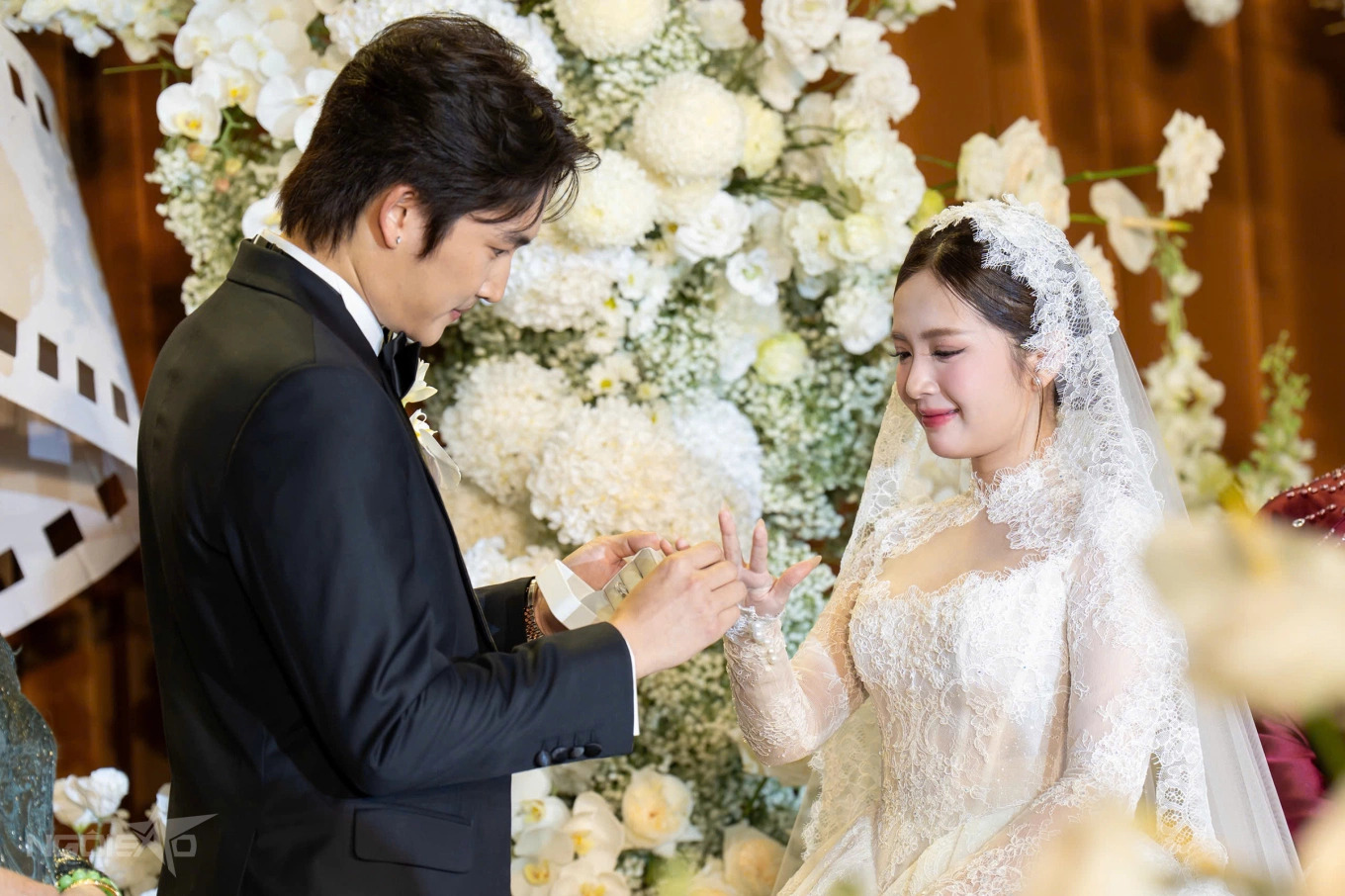 Soi nhanh cặp nhẫn cưới full kim cương của cặp đôi giờ vàng Đình Tú-Ngọc Huyền, mức giá khiến nhiều người bất ngờ - Ảnh 3. Soi nhanh cặp nhẫn cưới full kim cương của cặp đôi giờ vàng Đình Tú-Ngọc Huyền, mức giá khiến nhiều người bất ngờ - Ảnh 3.